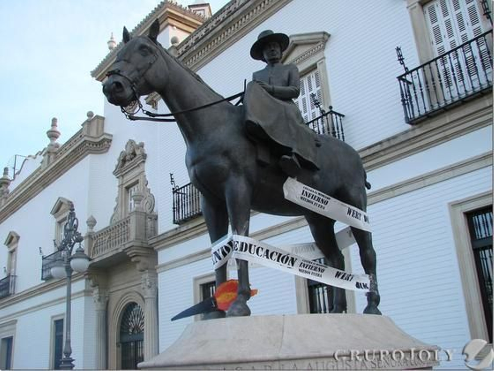 Varias estatuas de la ciudad amanecieron con antorchas, bocas tapadas y cubiertas de plástico.

Foto: Julio Domínguez Arjona
