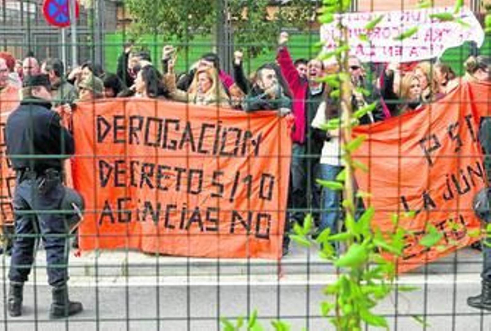 Funcionarios durante una protesta en Sevilla el pasado mes de diciembre y en la que abuchearon al presidente de la Junta.