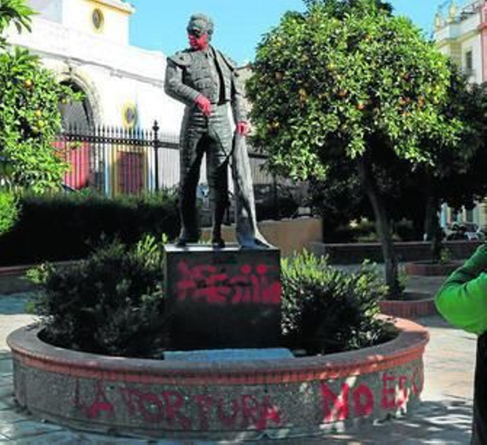 Así amaneció ayer el monumento de Curro Romero. Con pintura roja y un lema antitaurino en su base.