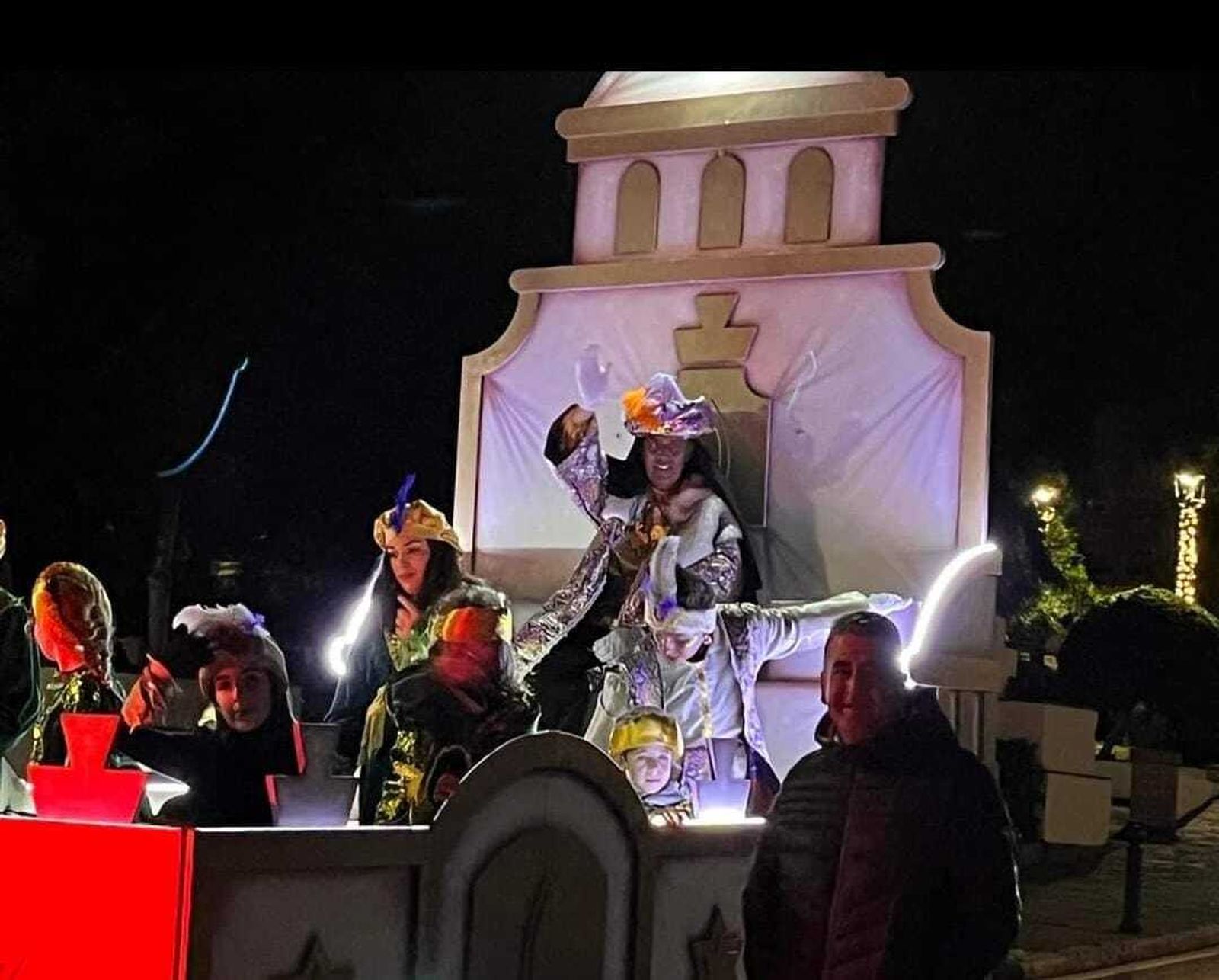 Baltasar saluda a los niños de Jimena durante la cabalgata