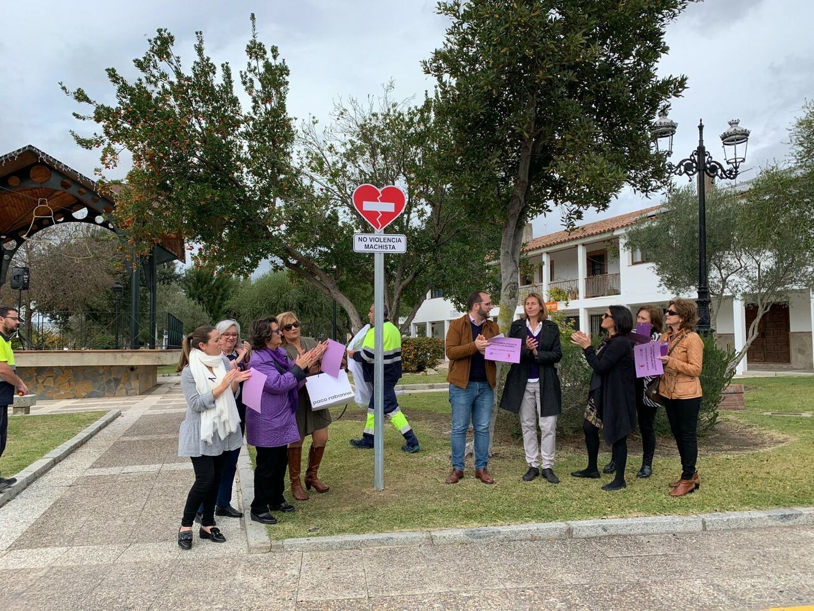 La señal contra la violencia machista en la Plaza de Andalucía de Castellar de la Frontera.