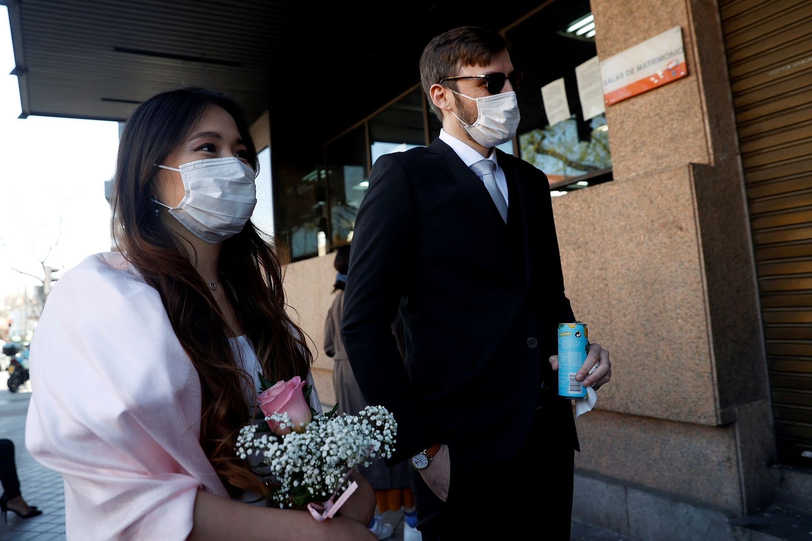 Las bodas civiles en tiempos que corren, con mascarilla y sin familiares ni amigos.