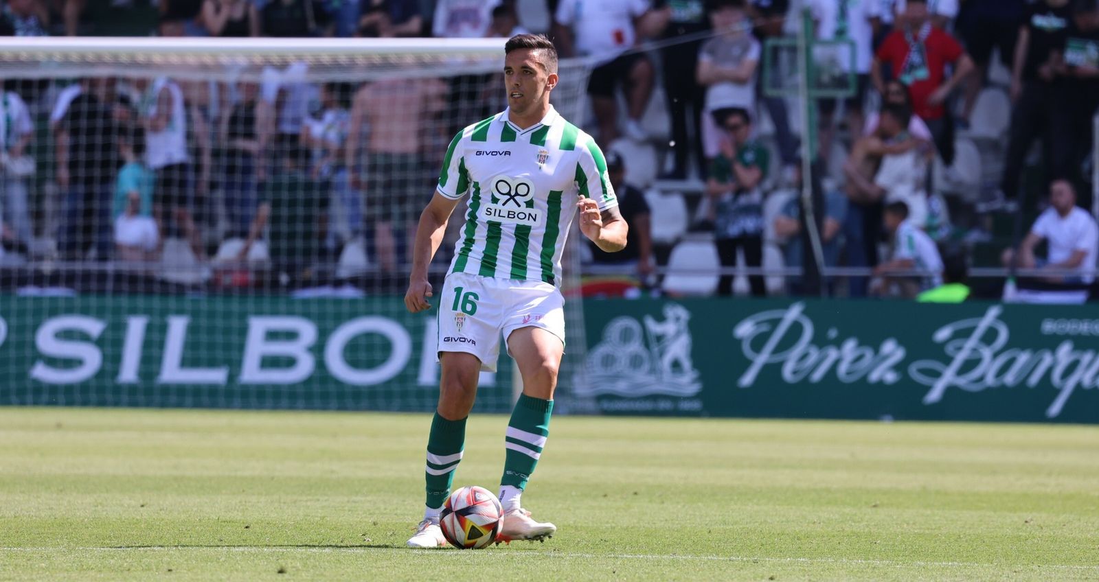 Martínez conduce el balón en el Córdoba CF - Alcoyano.