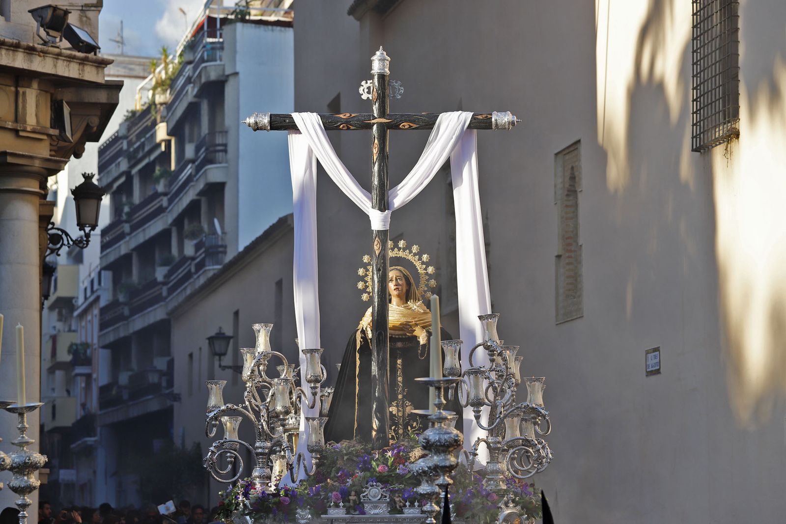 La Hermandad de la Buena Muerte procesiona por las calles de Huelva