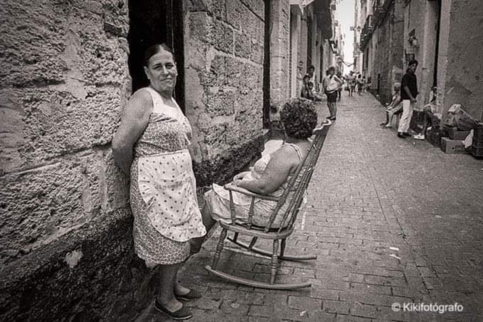Carmen la Mela, fotografiada por Kiki en su barrio de Santa María.