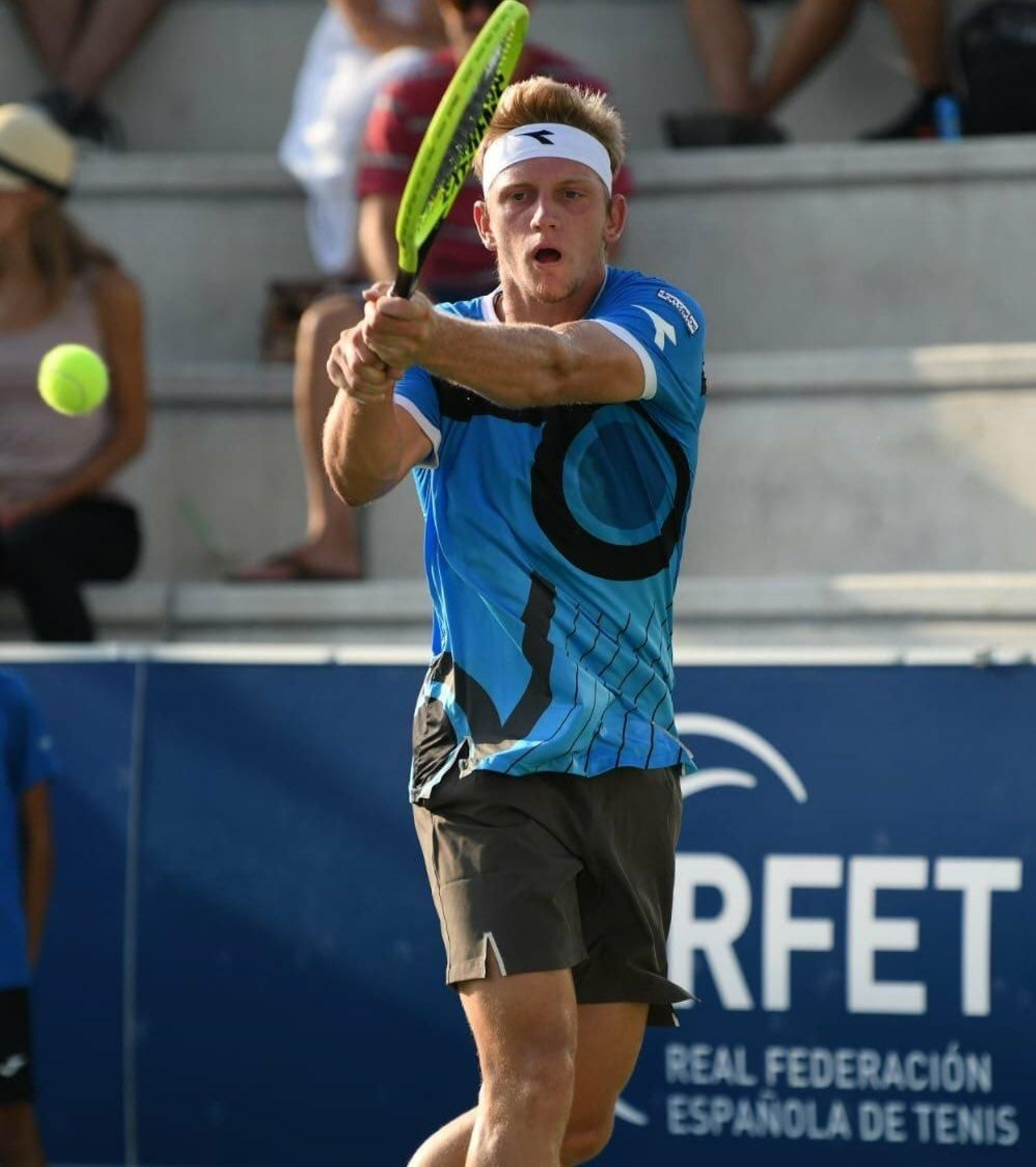 Davidovich golpeando la bola.