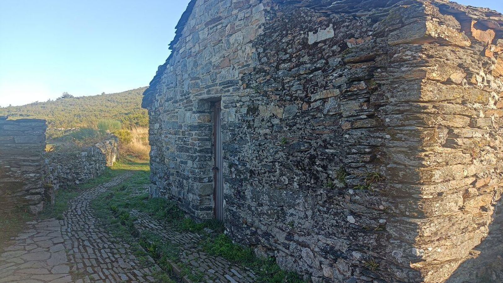 Ruinas el Real Hospital de Santiago de Montouto, principal hito de esta etapa.
