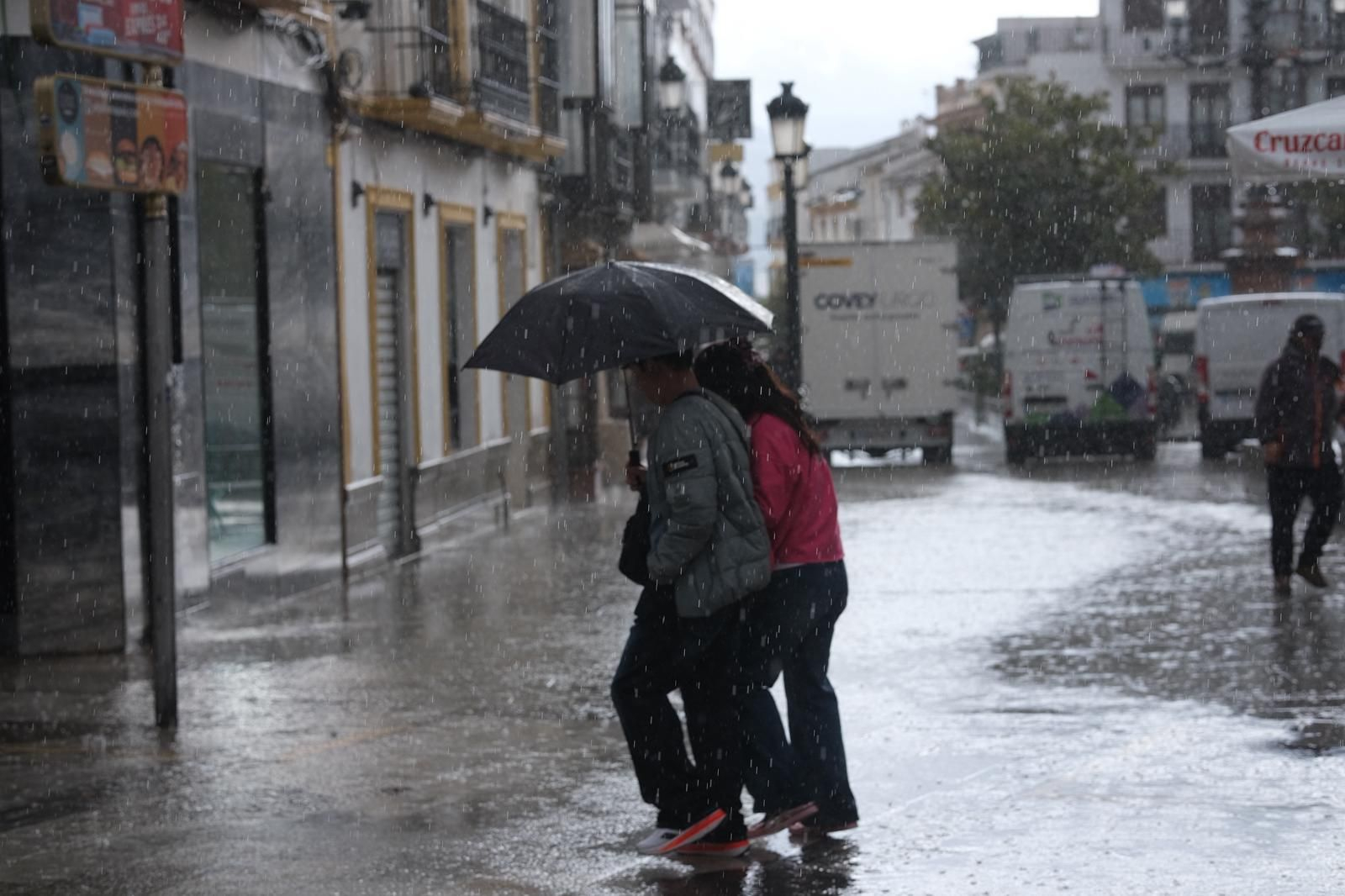 Dos personas se protegen de la lluvia en Ronda durante el paso de la borrasca Claudia.