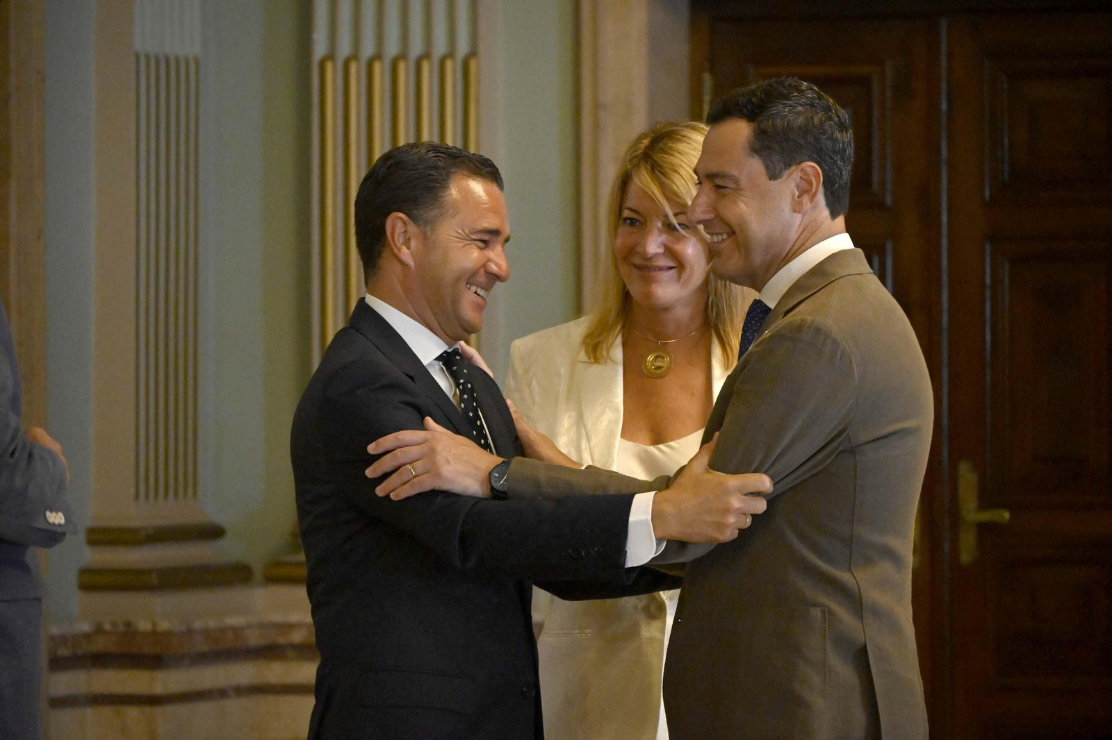 Visita de Juanma Moreno al Ayuntamiento de Huelva, en Imágenes