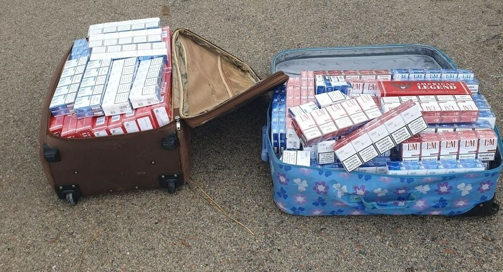 Las dos maletas llenas de tabaco de contrabando.