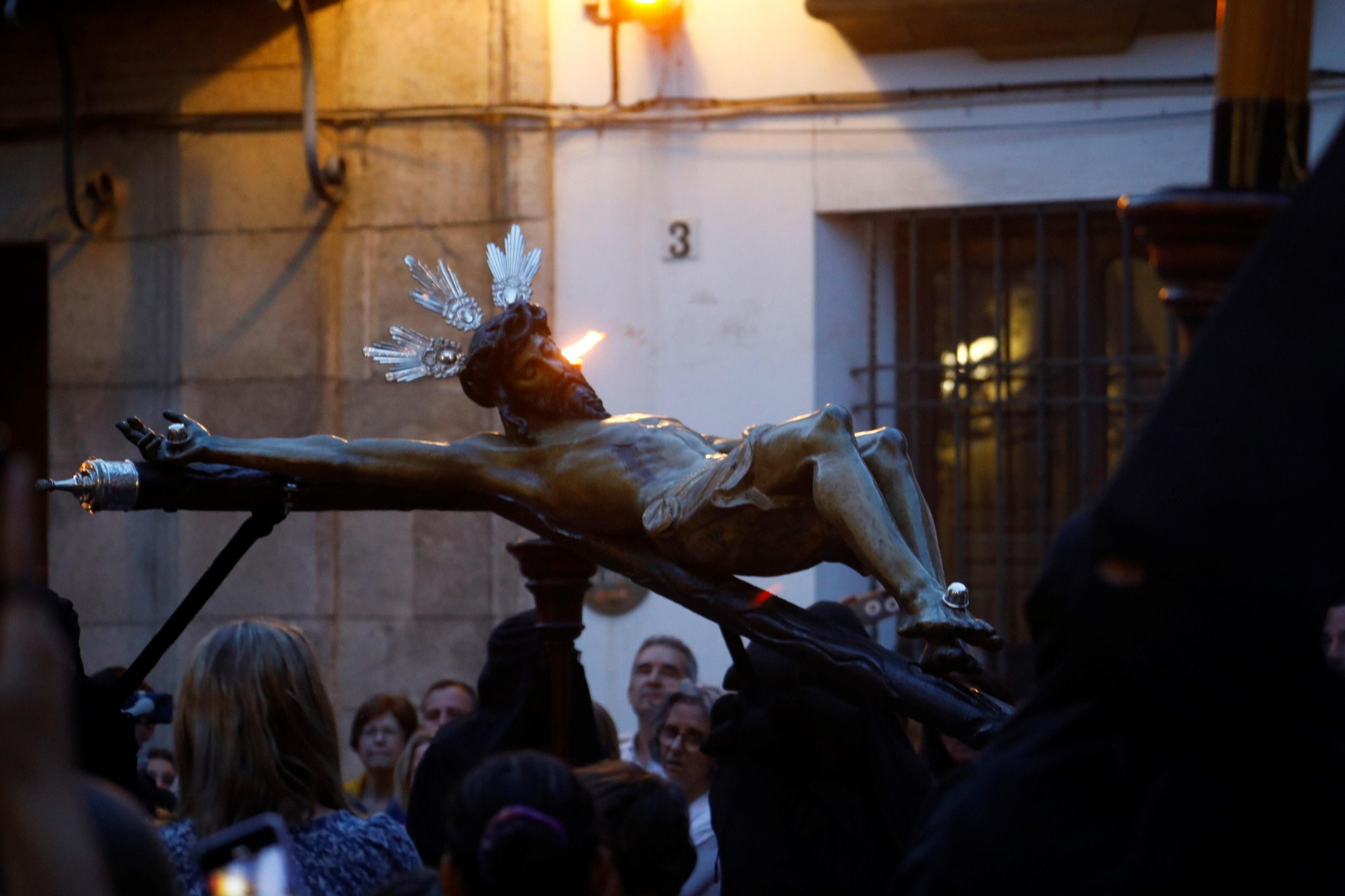Lunes Santo en Córdoba: la procesión del Vía Crucis, en imágenes