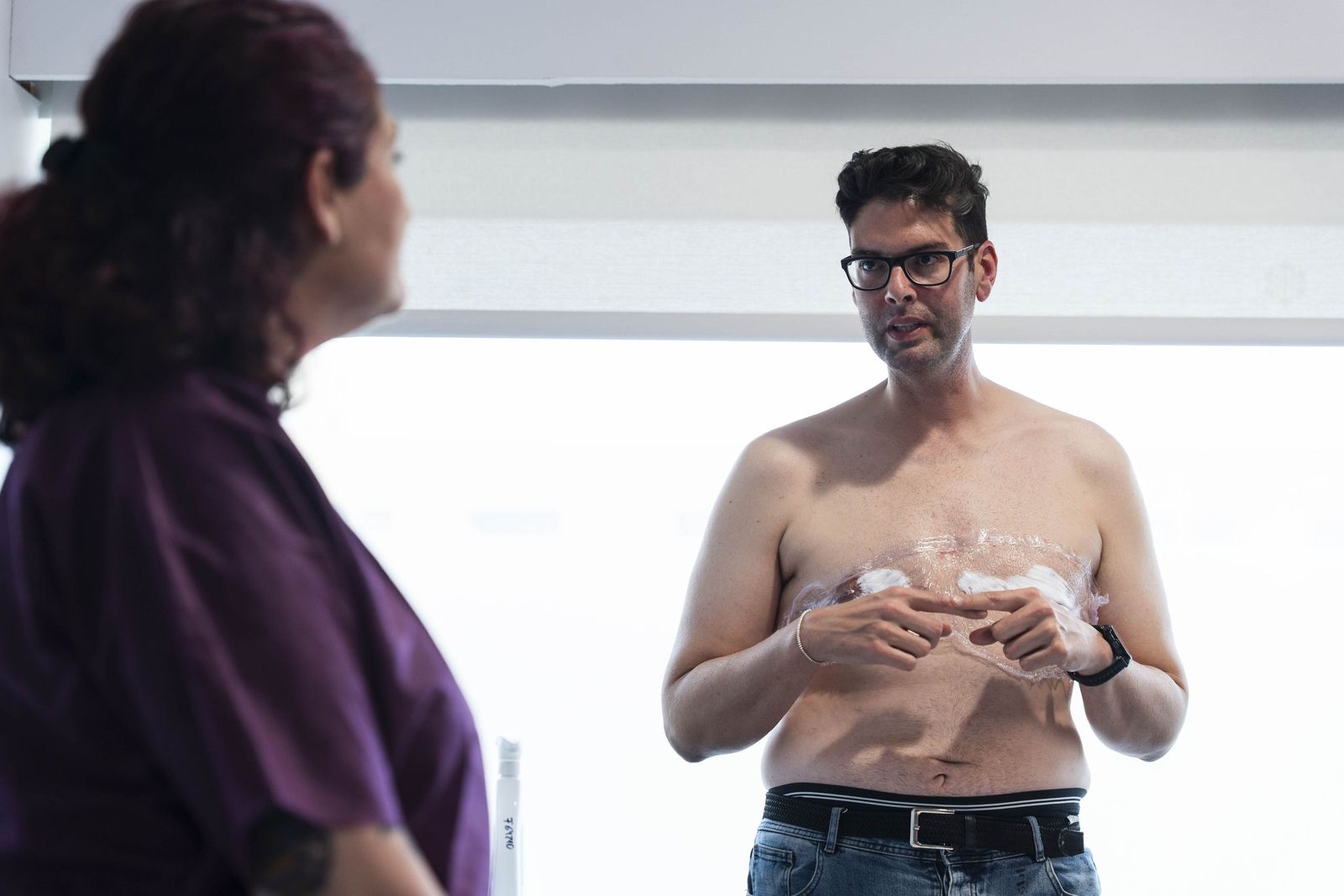 Un tratamiento de micropigmentación por mastectomía en un hombre, en imágenes