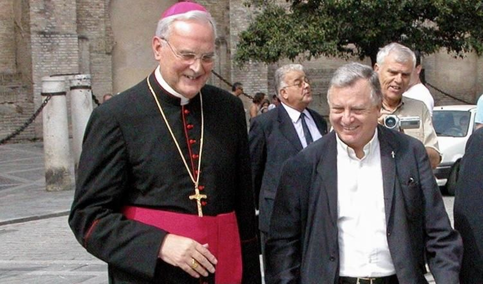 29 de septiembre de 2003. El Papa acaba de anunciar el cardenalato de monseñor Amigo, acompañado por Gómez Guillén por la Plaza de la Virgen de los Reyes