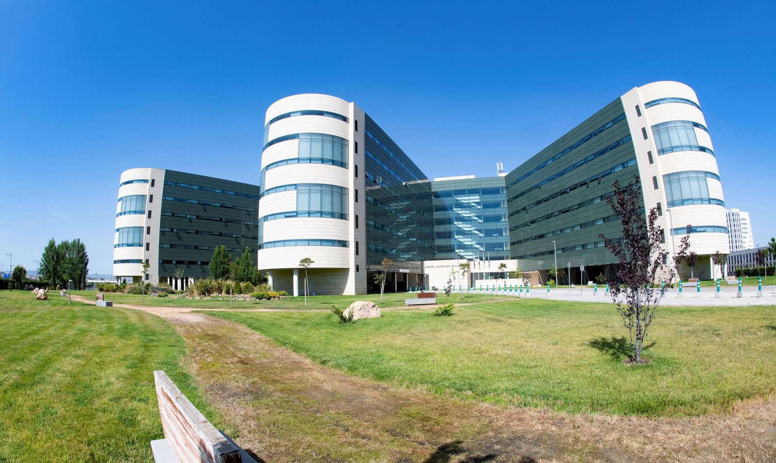 Fachada de hospitalizacion del Clínico San Cecilio.