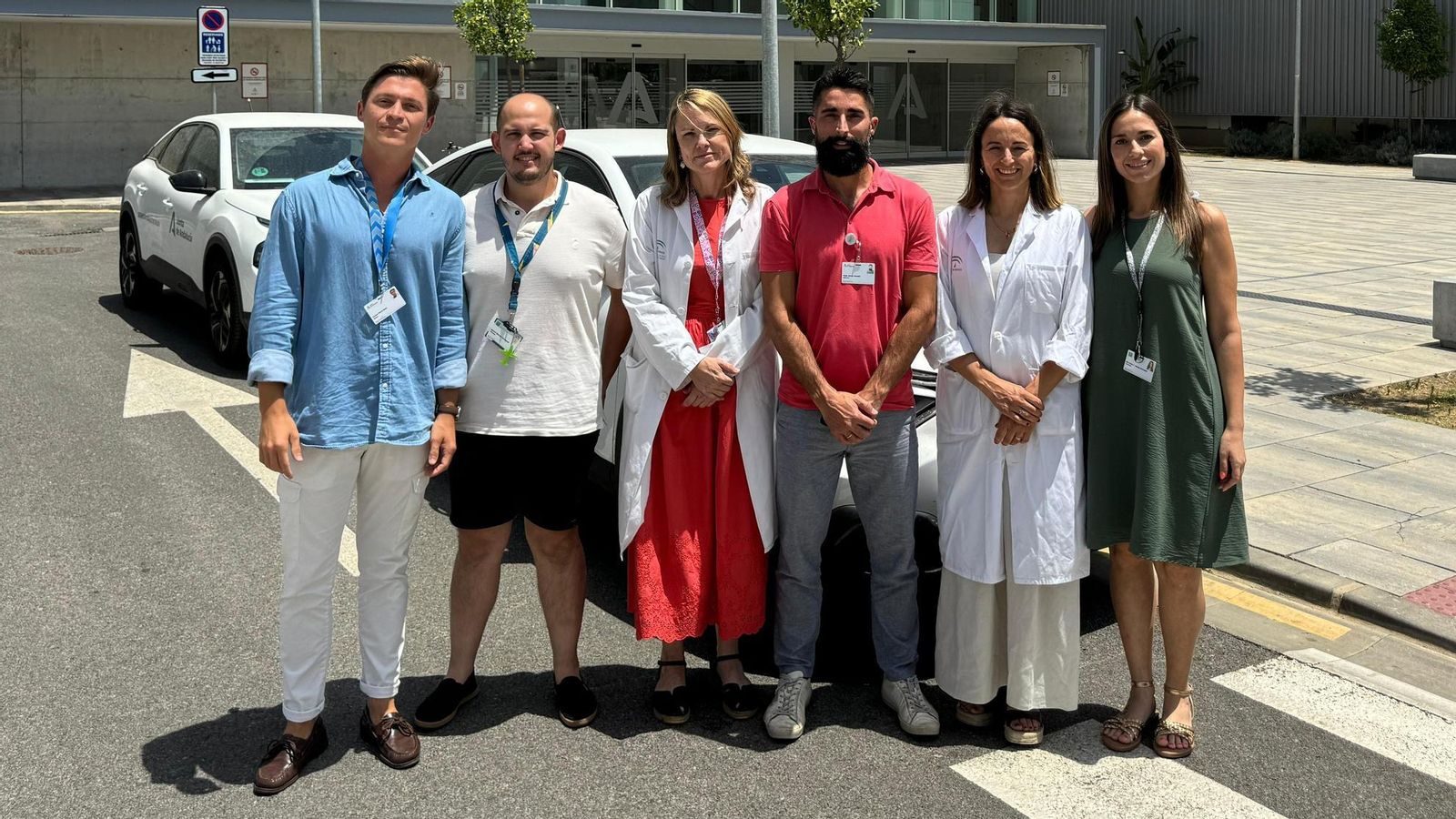 El equipo al completo a las puertas del hospital.