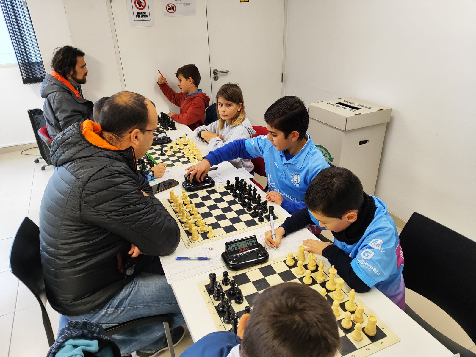 Varias partidas de ajedrez en La Zubia