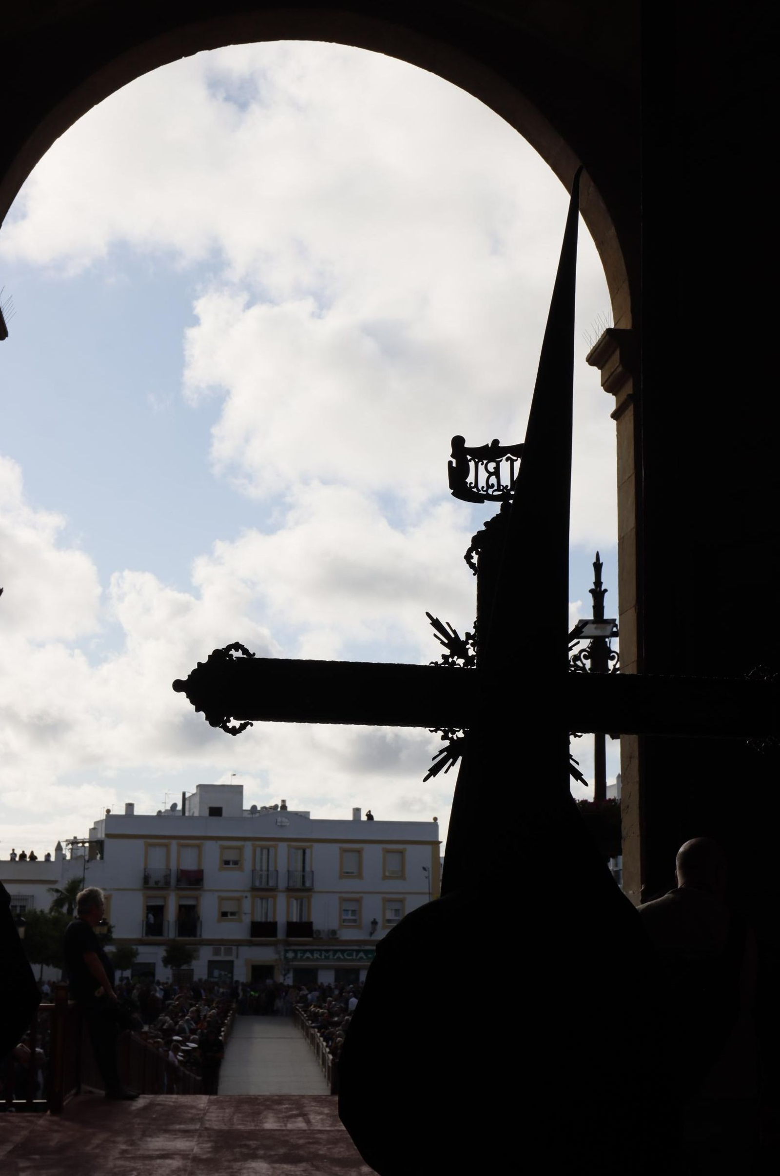 Imágenes de la salida de la Vera Cruz en la Semana Santa de Chiclana 2025