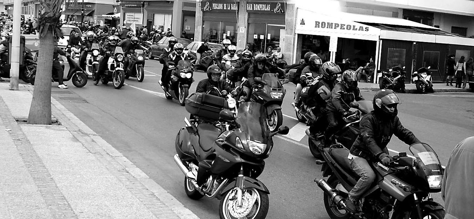 Moteros en una concentración con motivo de un Gran Premio en el año 2003.