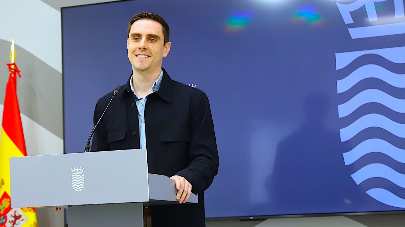 El delegado Jaime Espinar explica las novedades del servicio de autobús en Jerez.