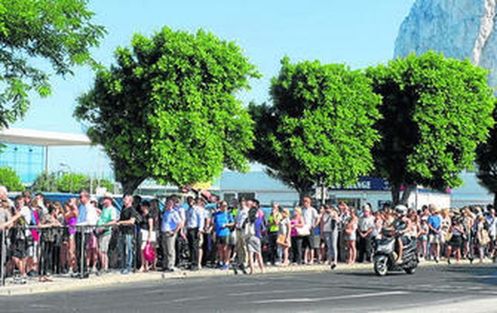 La cola que se produjo el pasado jueves sobre las 6 de la tarde.