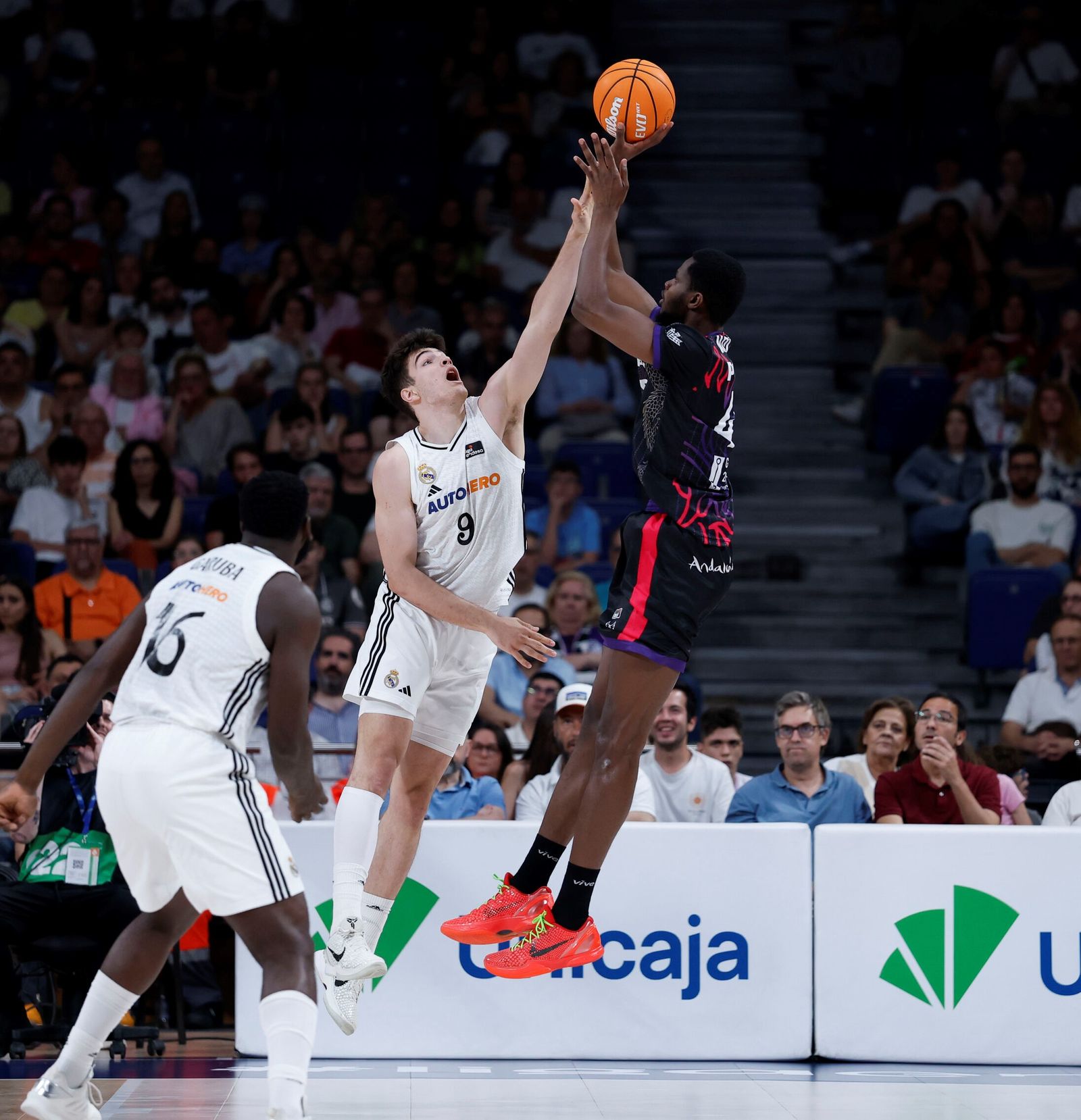 Ndiaye lanza a canasta ante un jugador rival