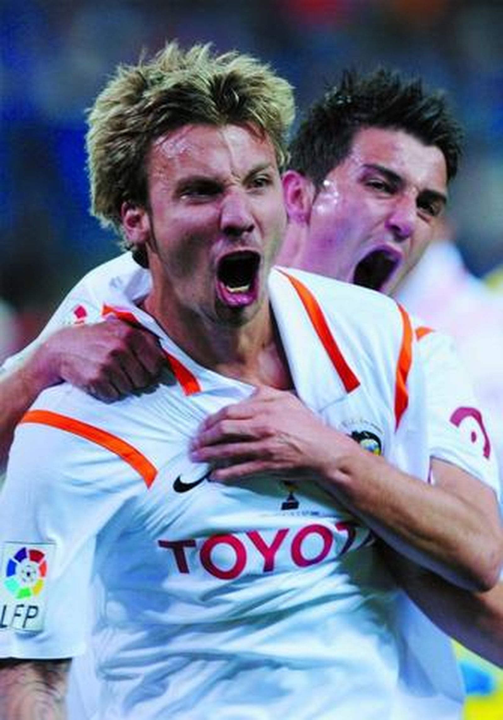 Villa agarra a Alexis tras marcar el segundo tanto del Valencia, ayer, en el Vicente Calderón.