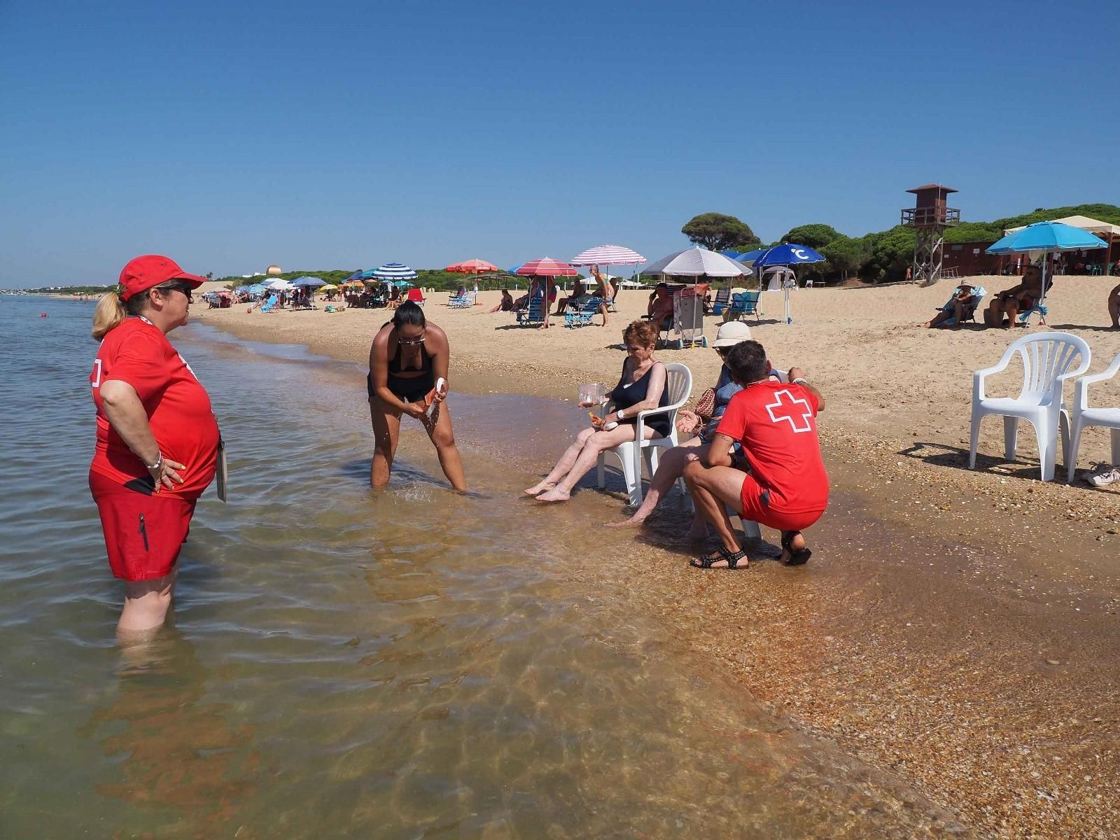 Las mejores imágenes del baño sin fronteras de Cruz Roja en la playa de Cartaya