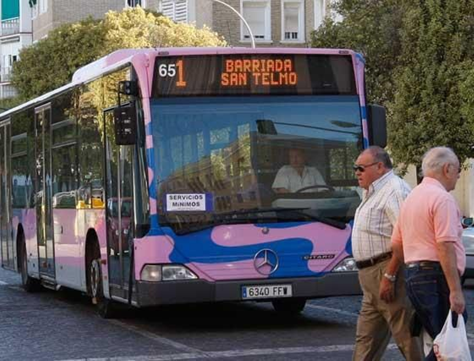 Un autobús urbano circula ayer con el cartel de servicios mínimos.

Foto: Juan Carlos Toro