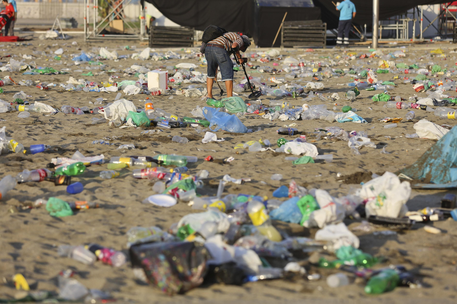 Las fotos de la basura en las playas de Málaga tras San Juan