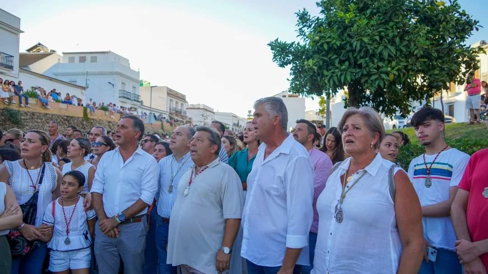 El alcalde, el párroco y el hermano mayor de la Hermandad de Montemayor reciben a la comitiva a su entrada en el pueblo. El alcalde, el párroco y el hermano mayor de la Hermandad de Montemayor reciben a la comitiva a su entrada en el pueblo.