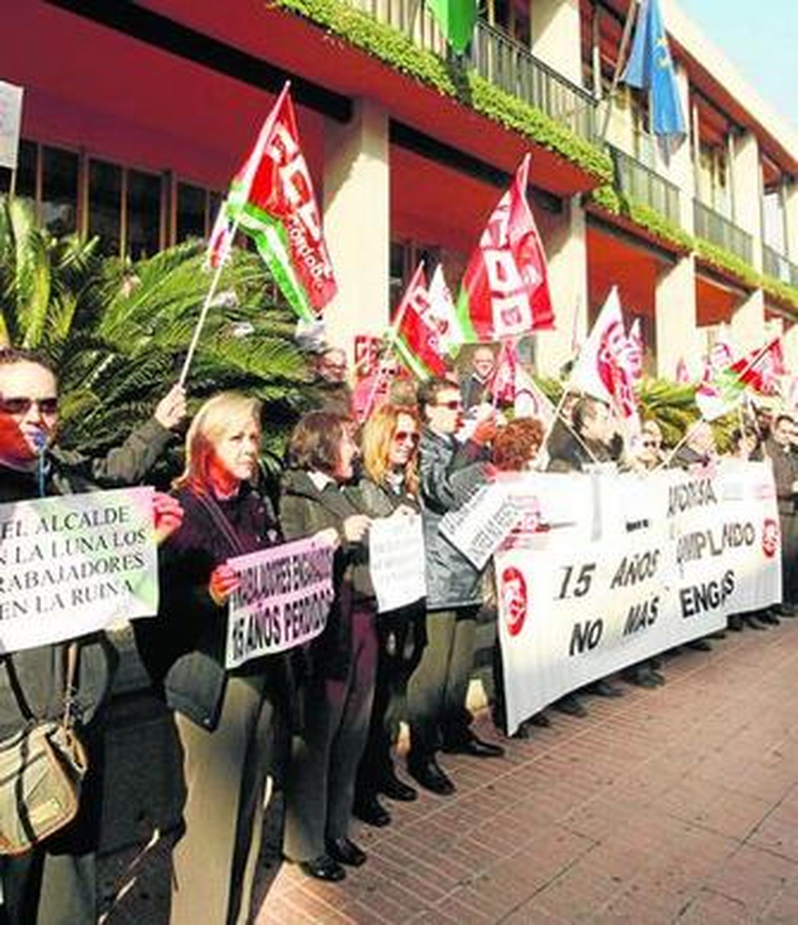 Concentración de trabajadores de Aucorsa en la puerta del Ayuntamiento.