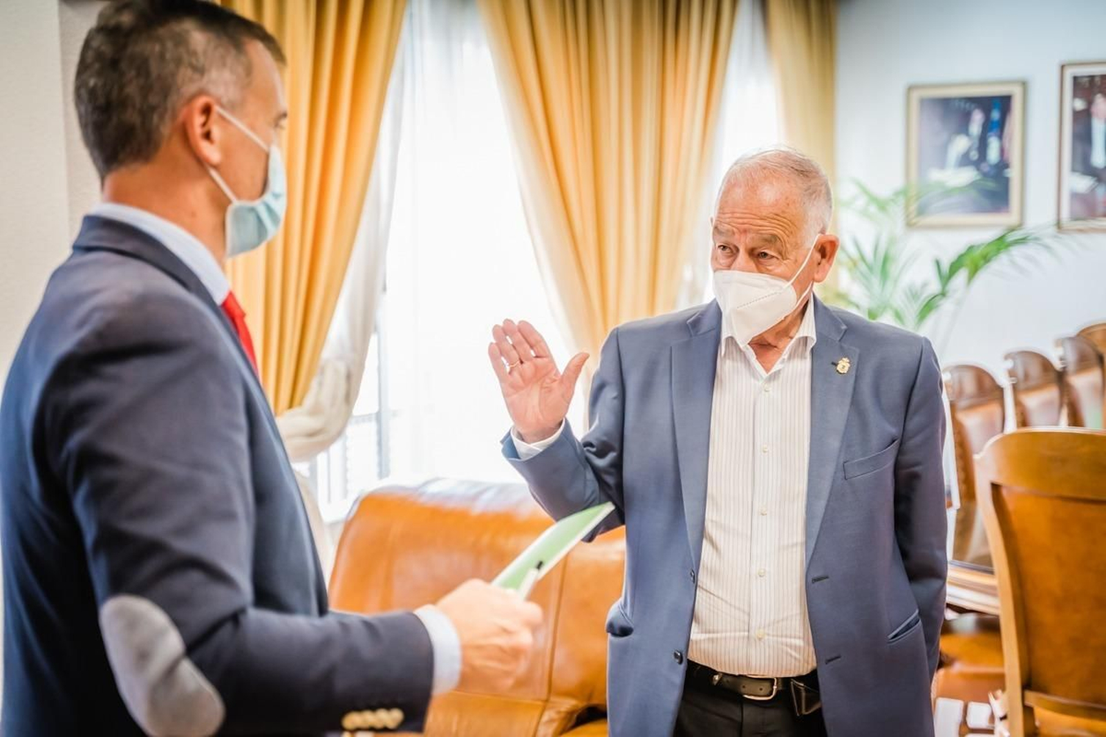 Gabriel Amat charla con Antonio Jiménez.