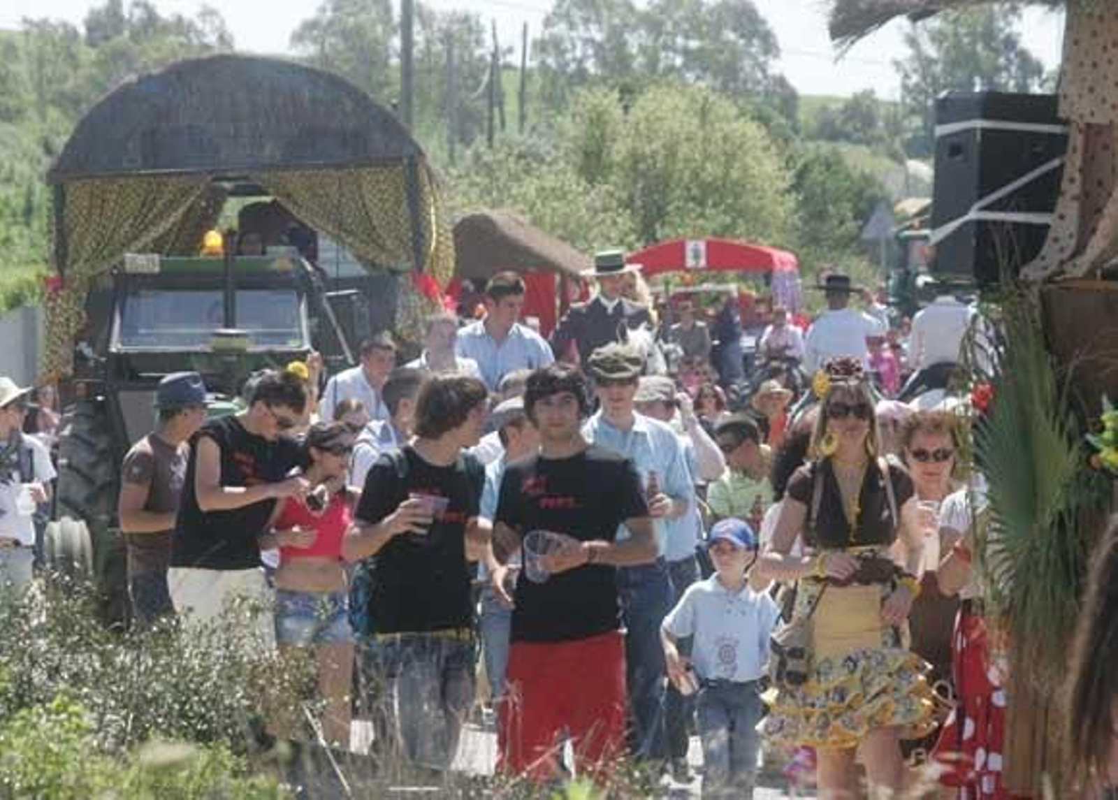 El almuerzo campestre marca la jornada en la Montera del Torero. La hermandad agradece la cada vez mayor afluencia de personas a la misa en honor al patrón./Fotos:José María Quiñones