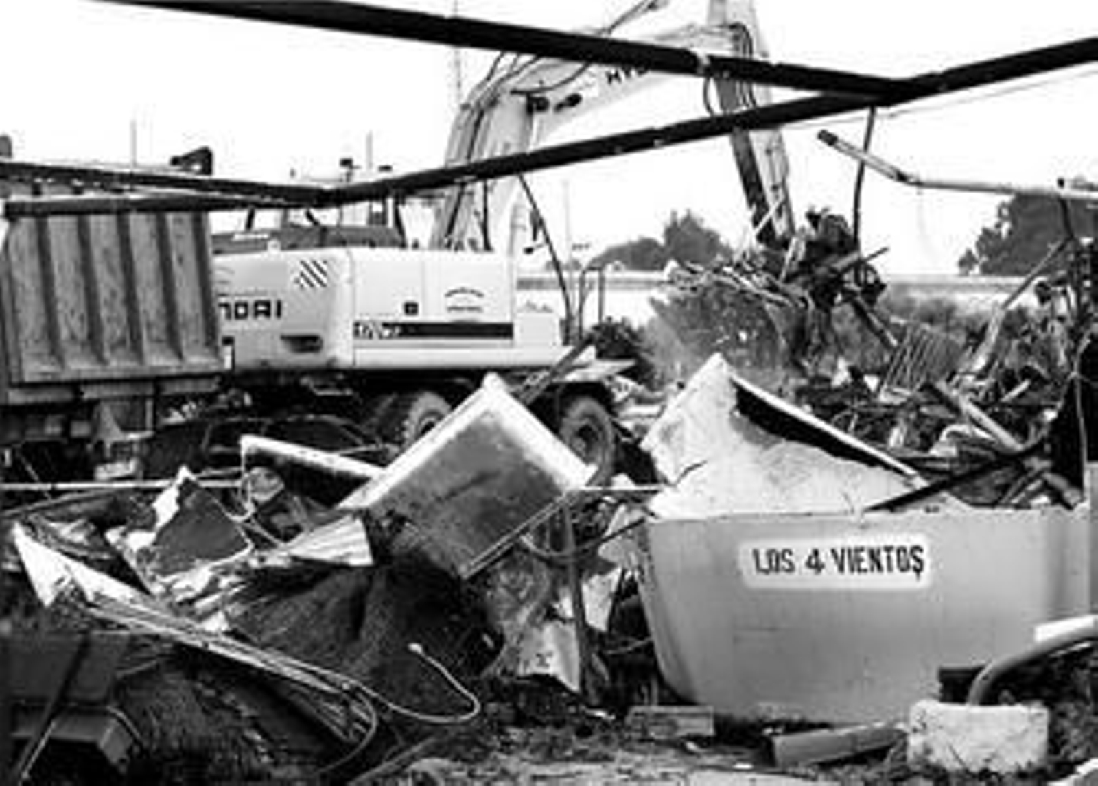 Restos del bar Los Cuatro Vientos tras las tareas de demolición ejecutadas en la mañana de ayer.