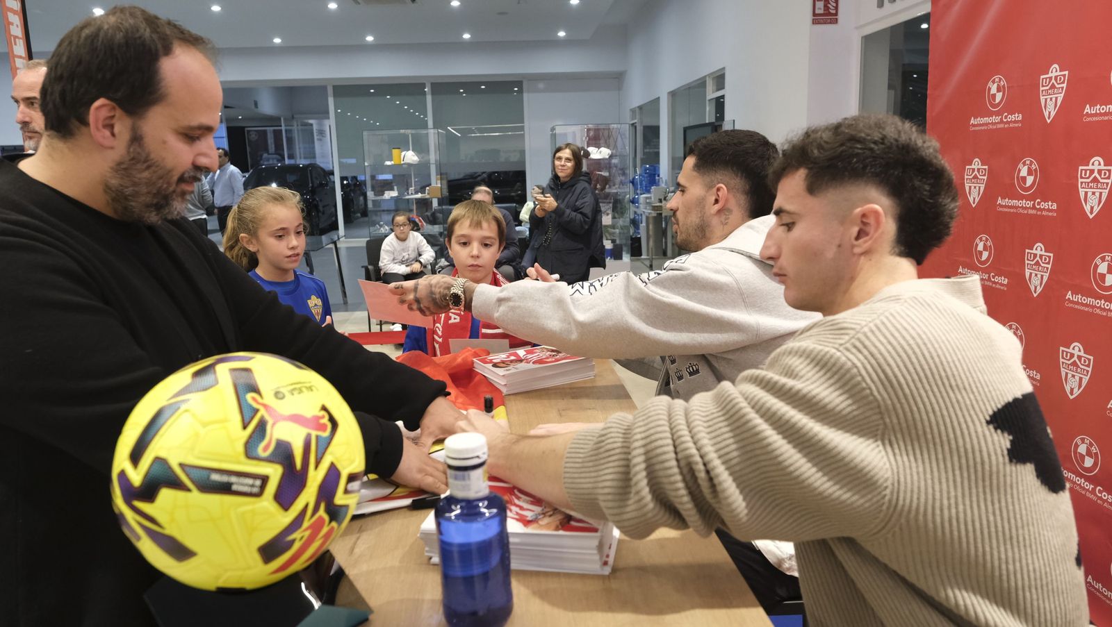 Jon Mocillo y Miguel de la Fuente firman autógrafos en Automotor Costa BMW