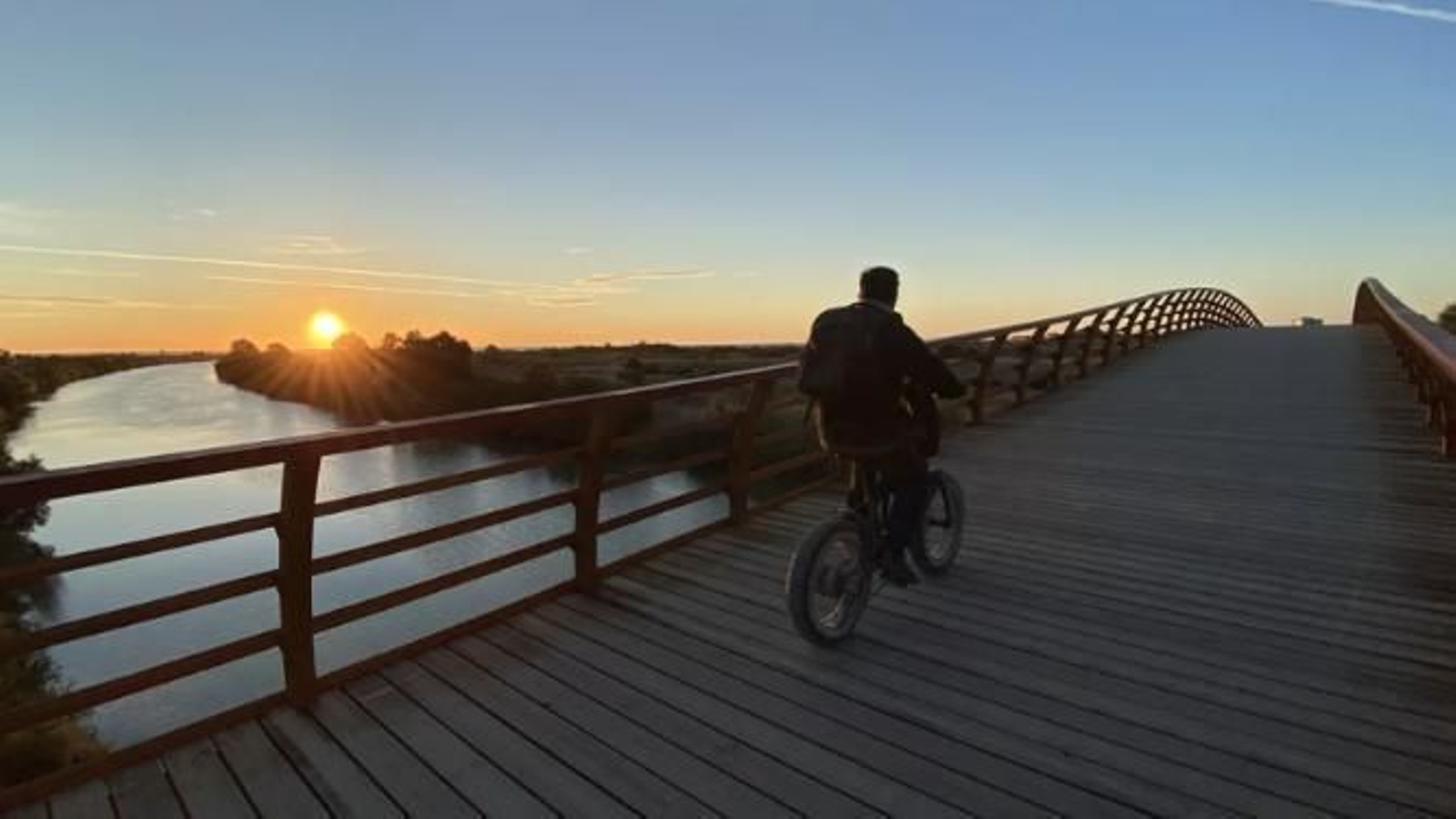 Un ciclista por una de las etapas de la Gran Senda de Málaga. Un ciclista por una de las etapas de la Gran Senda de Málaga.