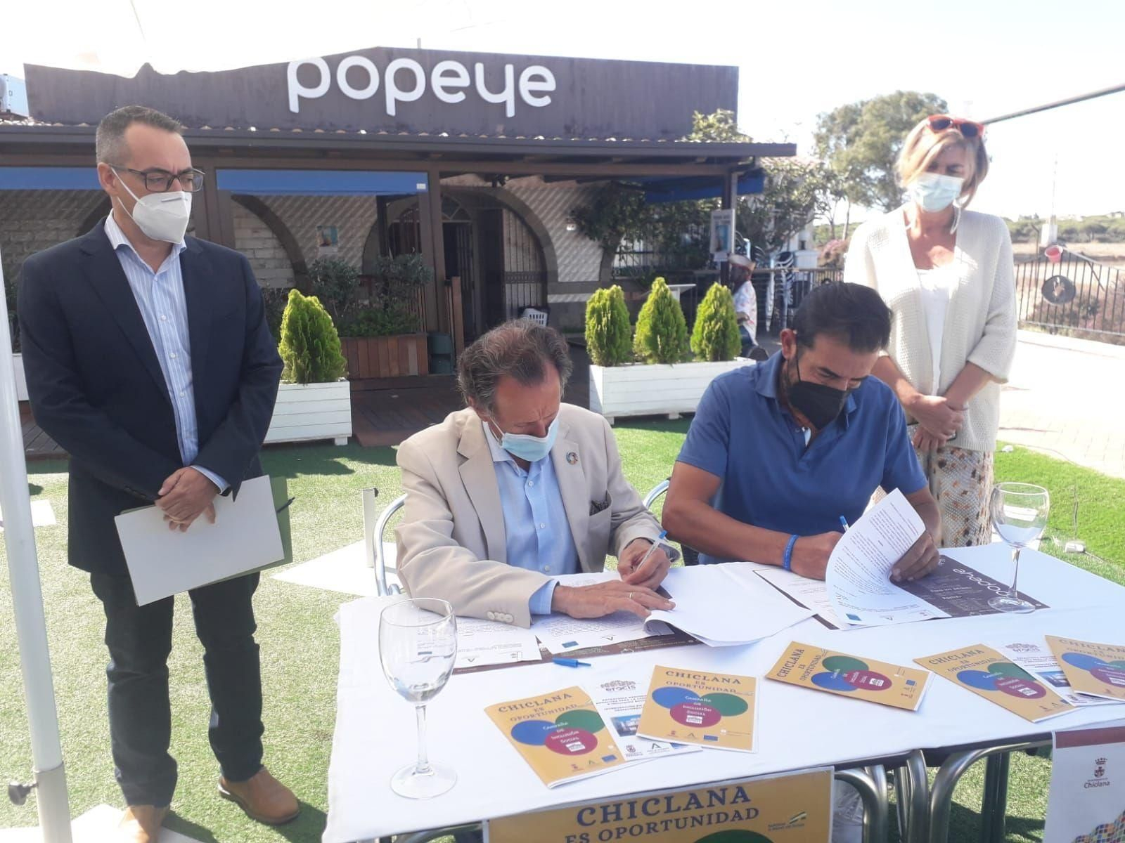 La firma realizada este martes para la adhesión del Restaurante Popeye al programa Eracis.