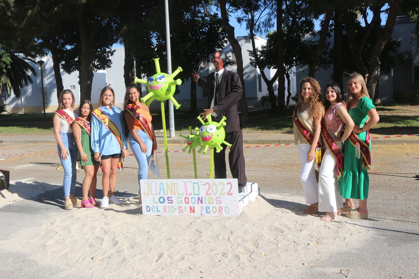 Damas y y Rey de la Feria y Fiestas en uno de los Juanillos