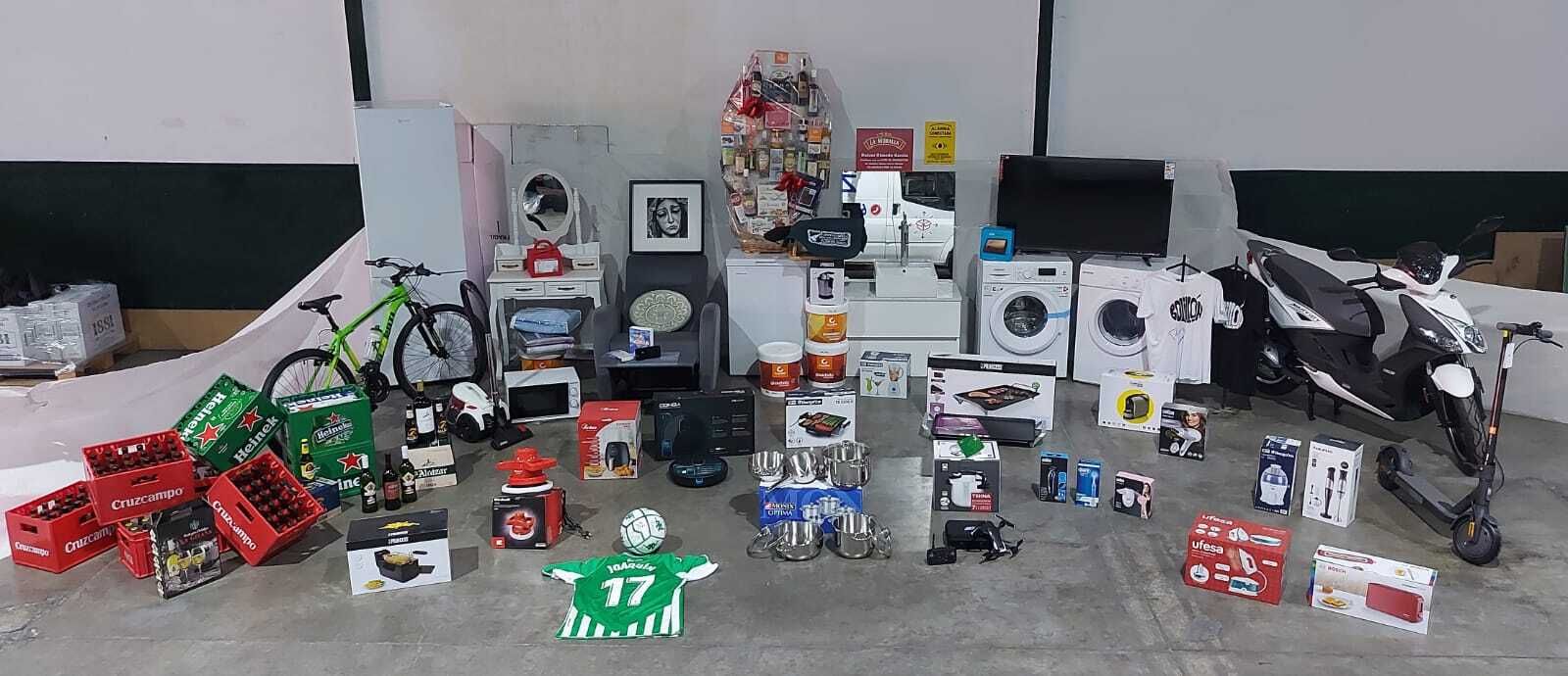 Algunos de los artículos de la rifa de la cesta de Navidad solidaria con La Palma.