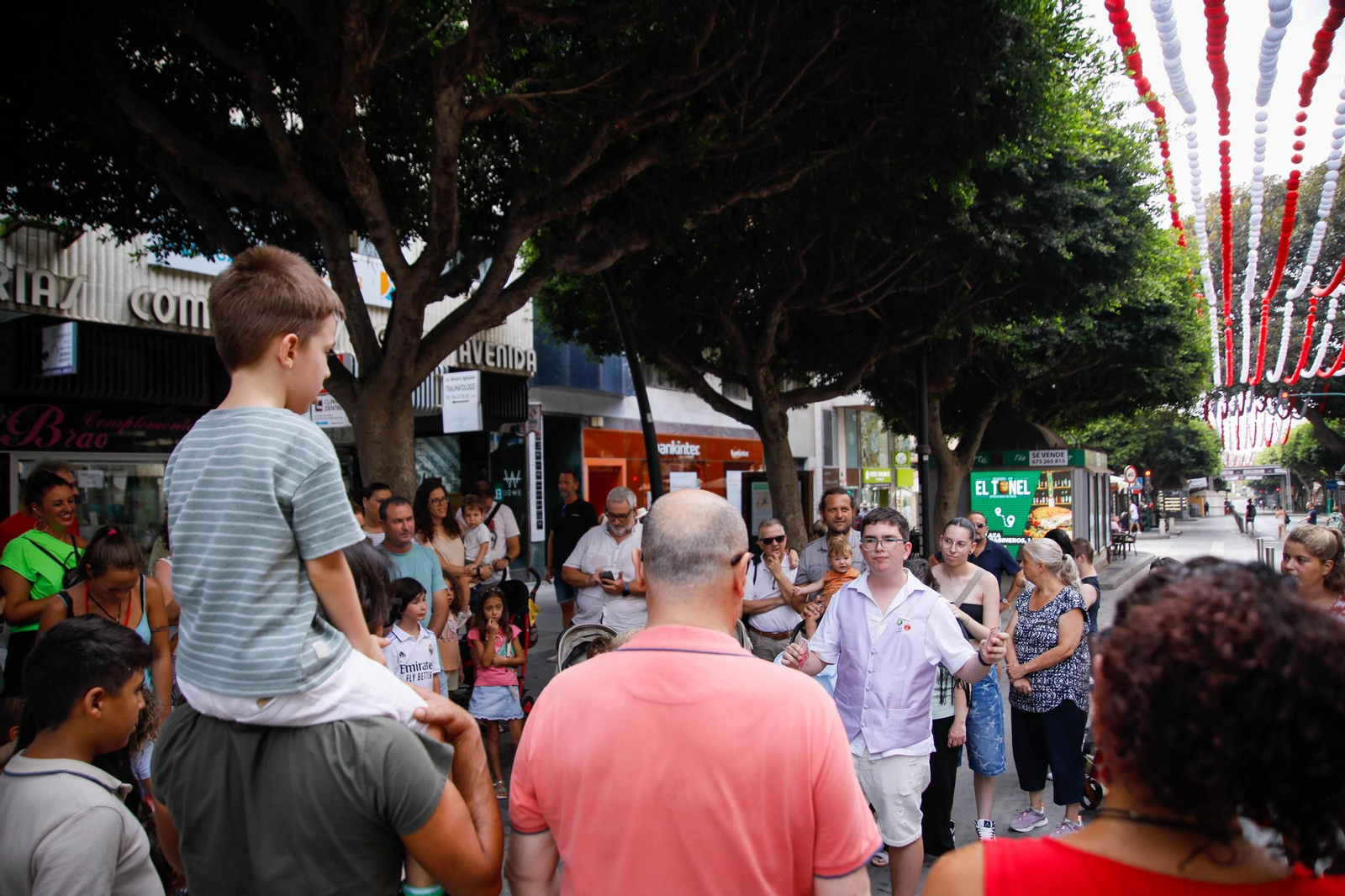 Las mejores imágenes del espectáculo 'Magia en la Calle' en el Paseo de Almería