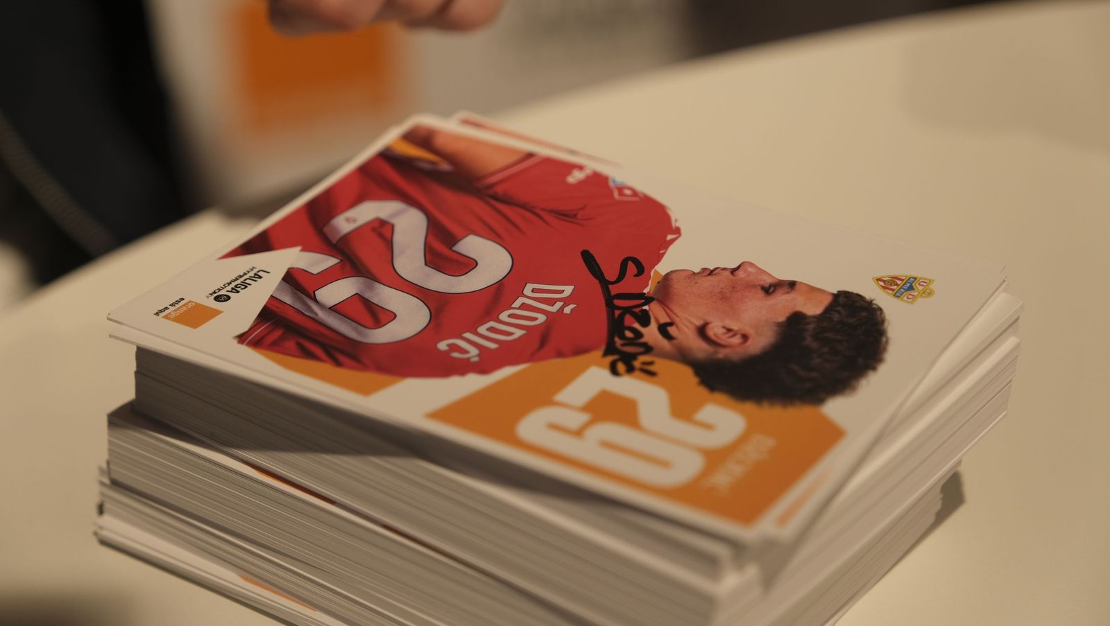 Búscate en las fotos de la firma de los jugadores de la U.D. Almería en la tienda Orange