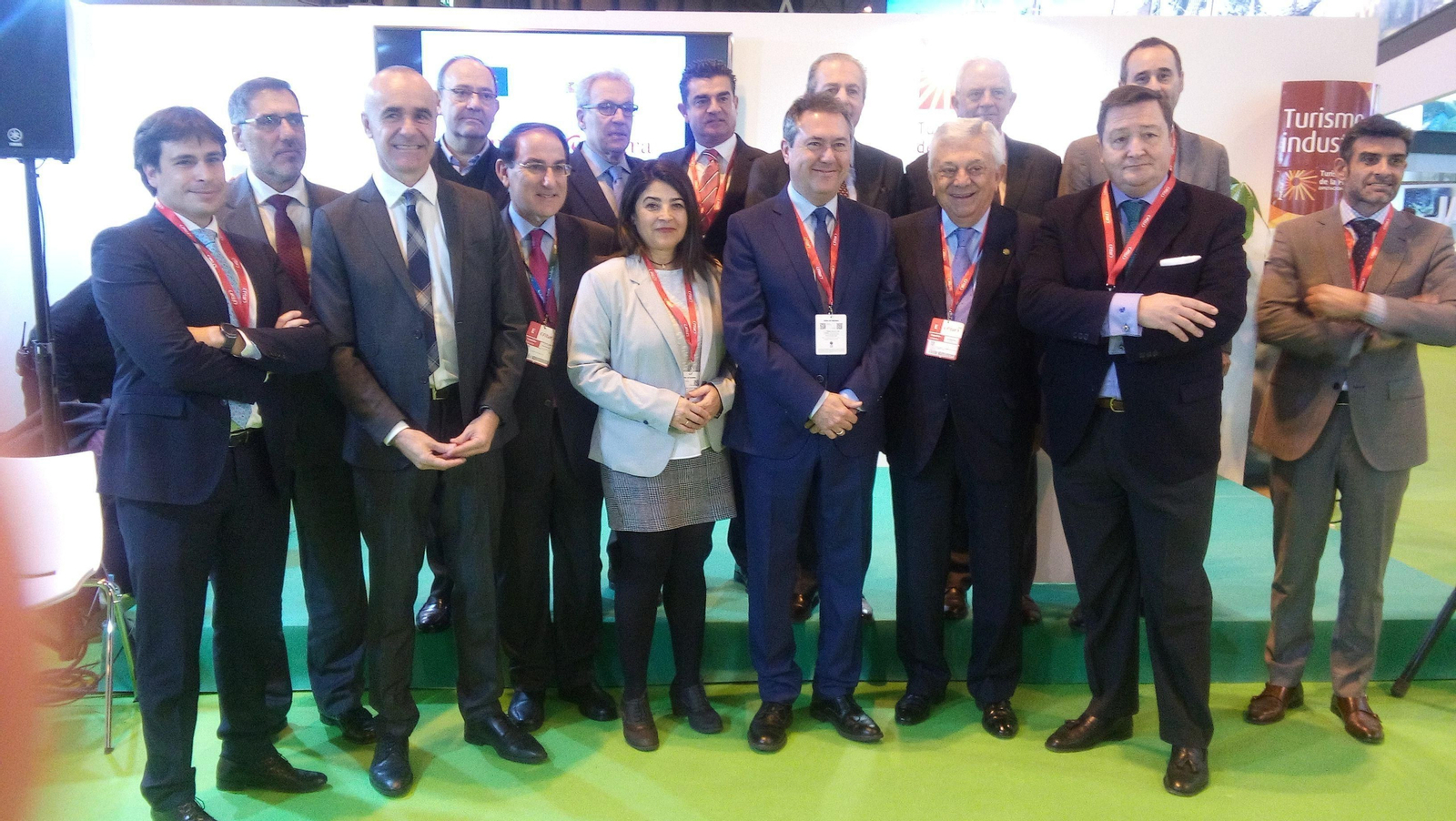 El alcalde, Juan Espadas, acompañado de representantes del sector turístico, ayer en Fitur.