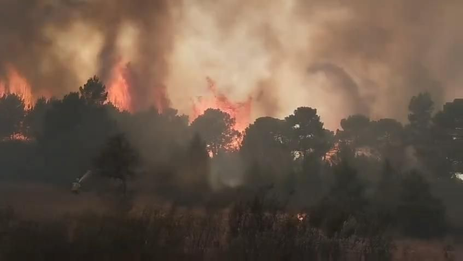 Así combatían los bomberos el incendio en Aroche