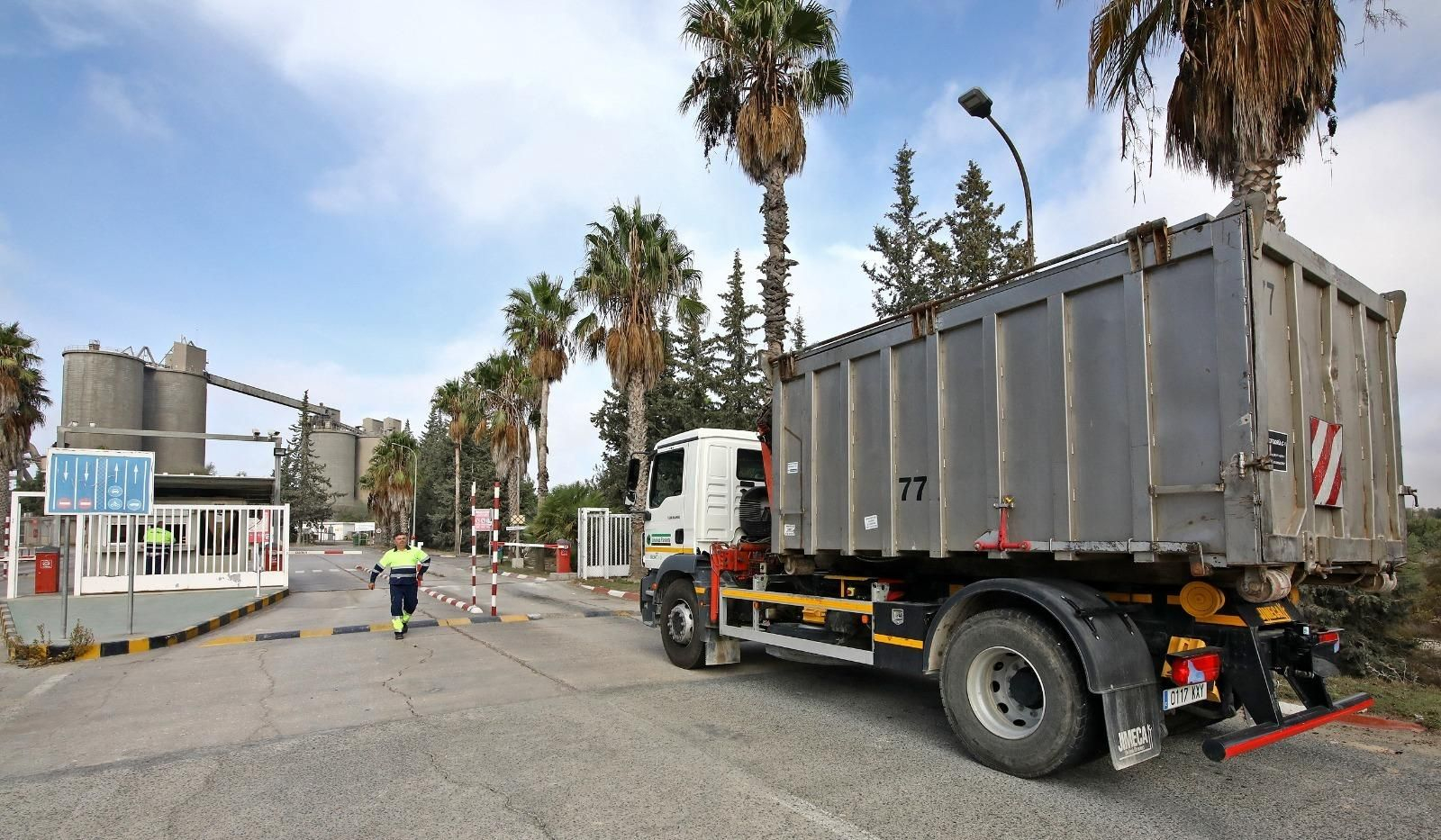 Uno de los camiones que transportan la carne de Magrudis, en la cementera de Jerez para su destrucción.