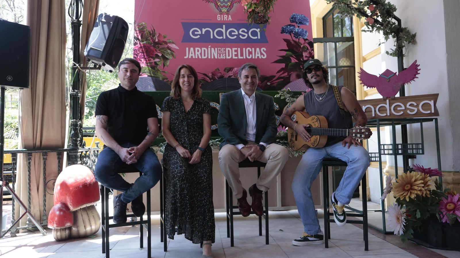 Adrián de las Heras, director del festival; Maria Lacasa, directora de Marca, Patrocinios y Contenidos en Endesa; Rafael Sánchez Durán, director general de Endesa en Andalucia, Extremadura, Ceuta y Melilla; y el cantante Paul Alone.