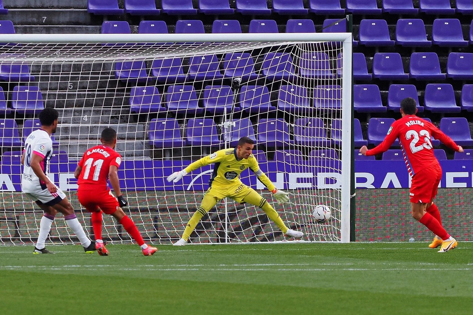 El veterano Jorge Molina marcó el primer gol del Granada en Valladolid.