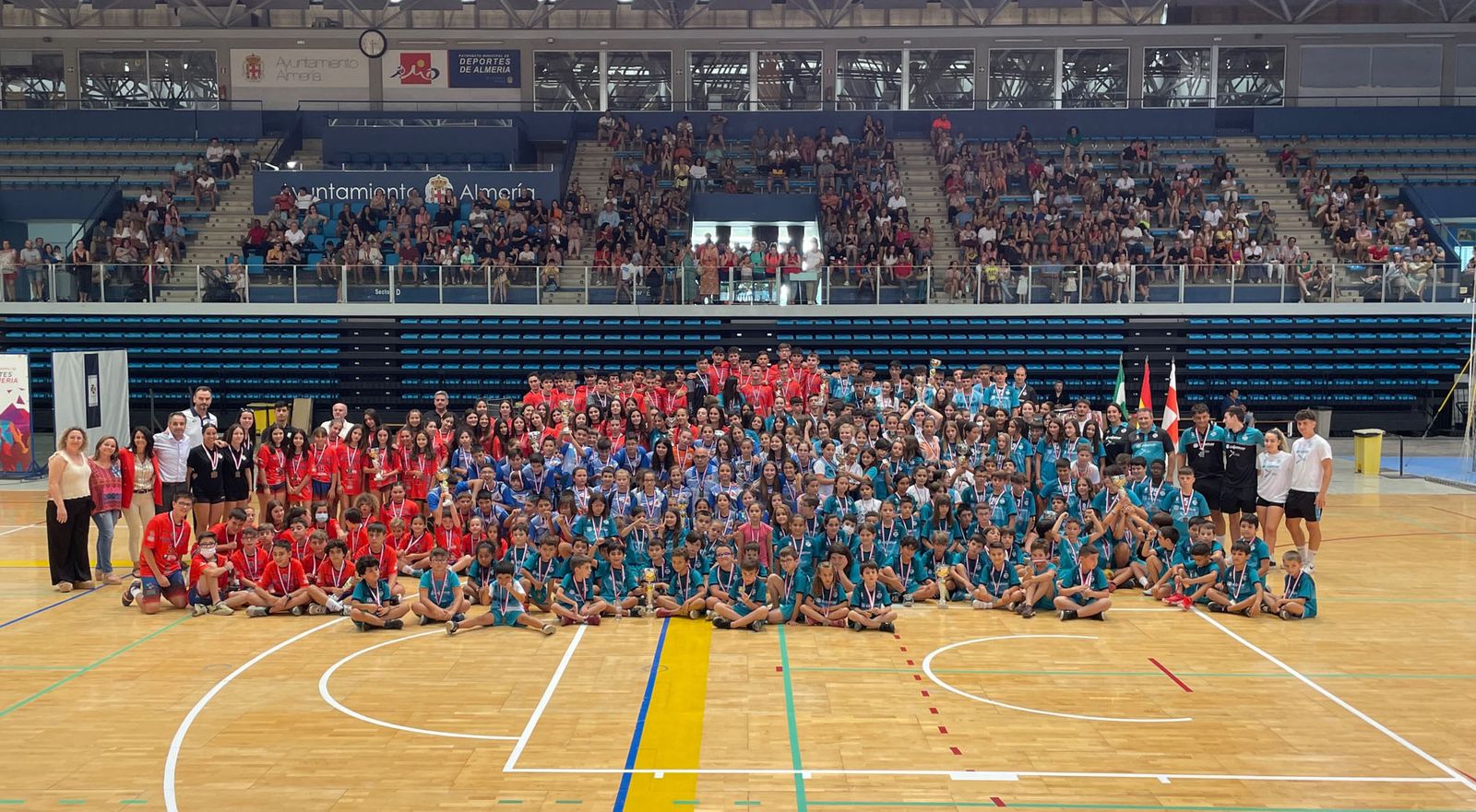 Gran foto de familia en la clausura de la temporada.