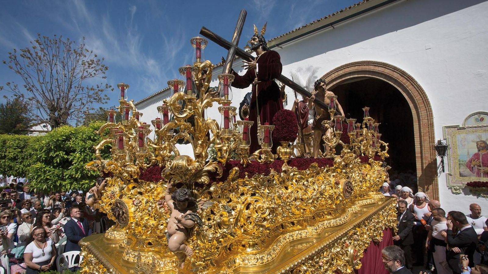 El Señor de la Victoria saliendo de la Iglesia de San Sebastián.