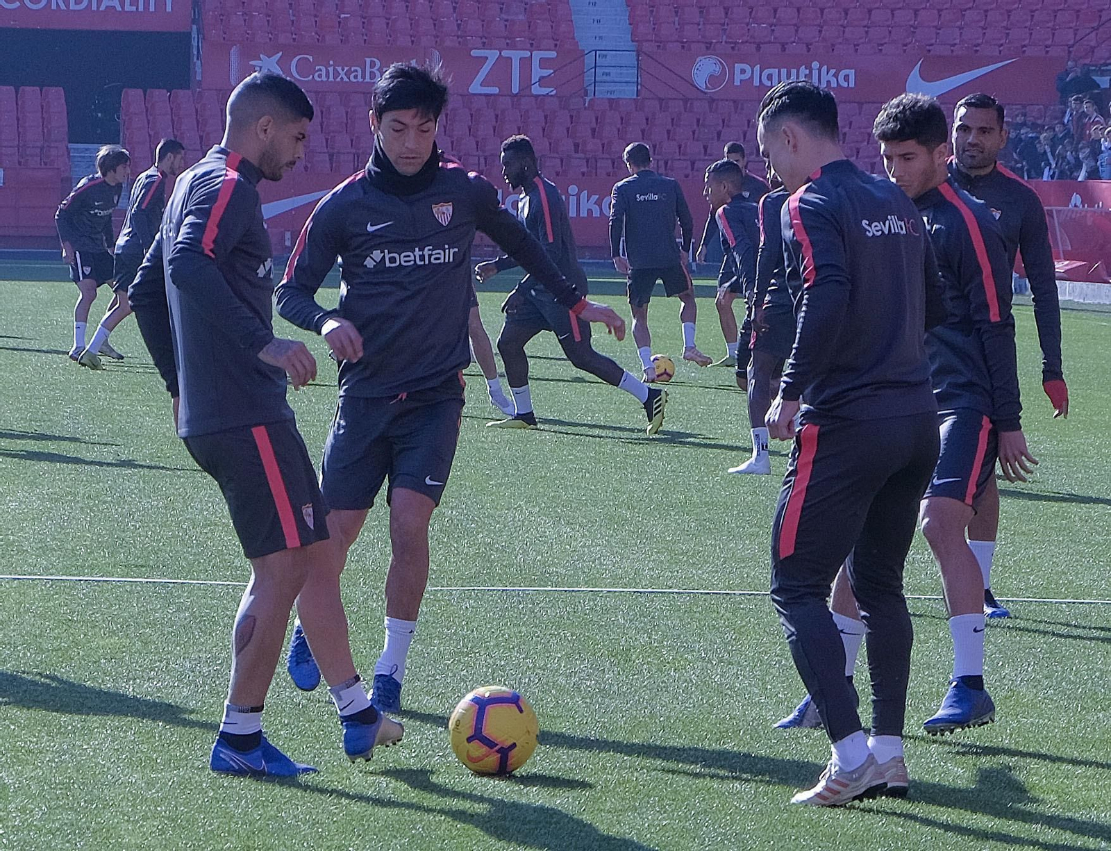 Multitudinario entrenamiento a puerta abierta del Sevilla en el Sánchez-Pizjuán