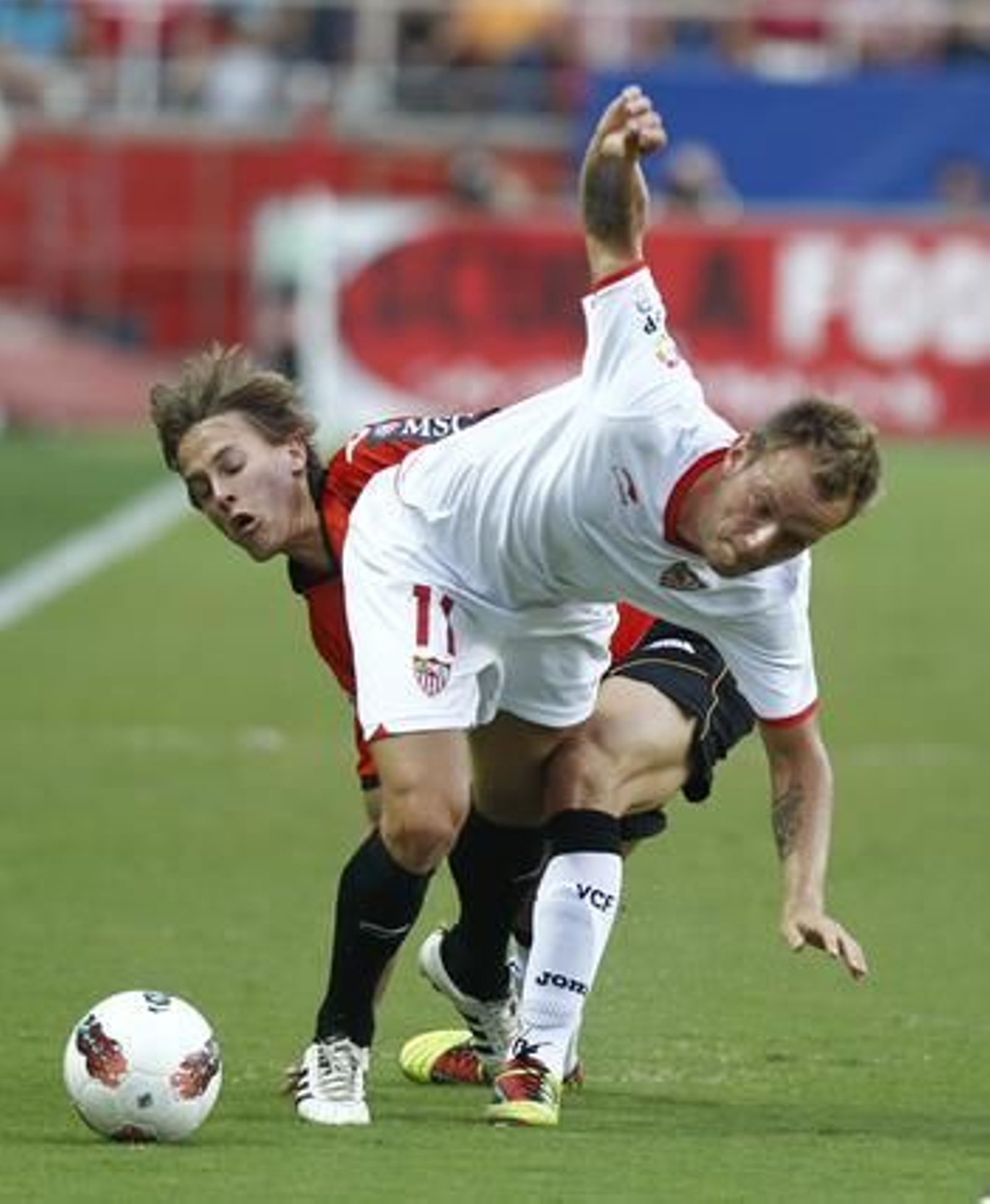 El Sevilla vence al Valencia en casa pese a jugar más de 20 minutos con nueve jugadores (1-0). / Antonio Pizarro